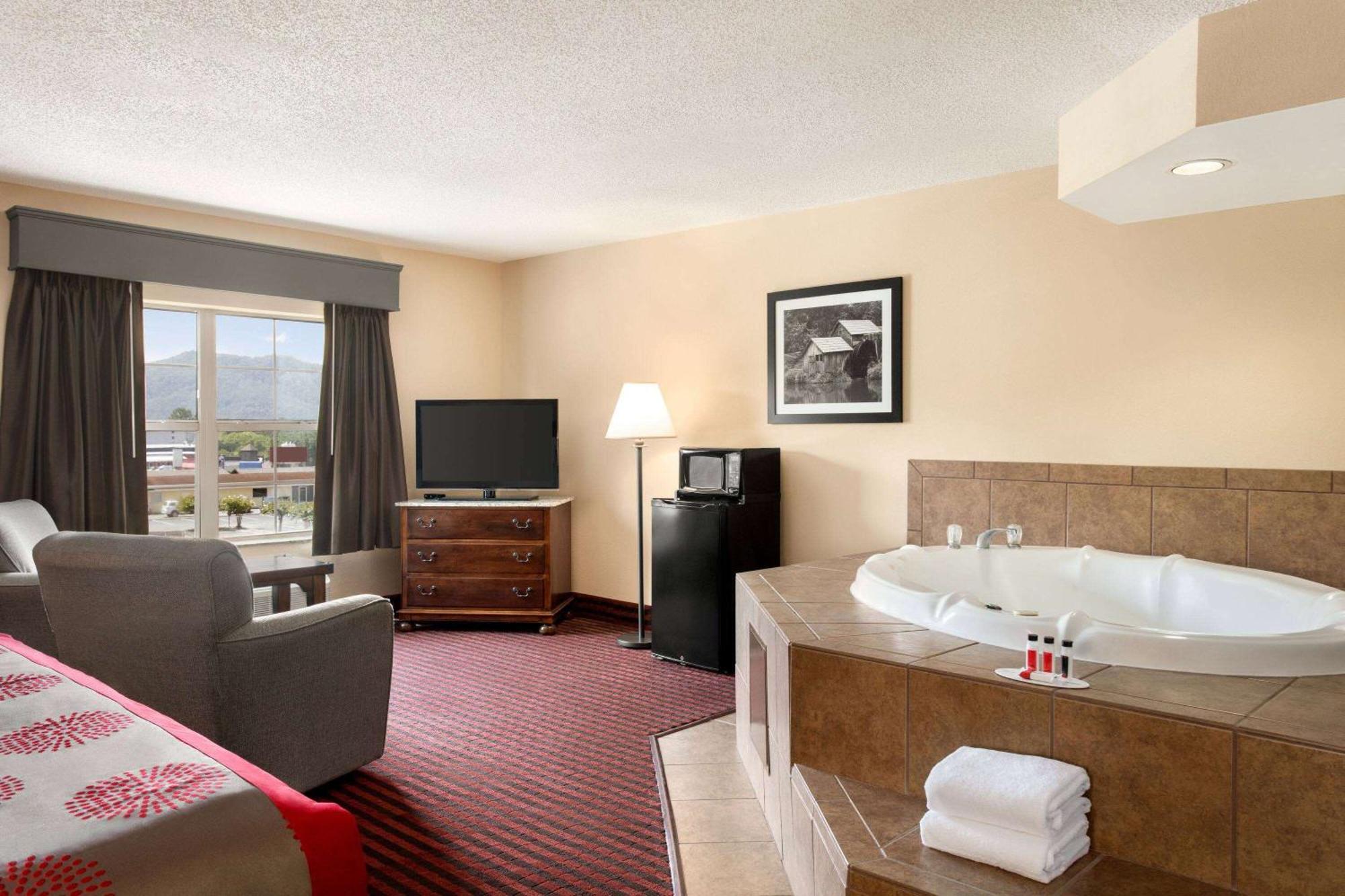 Hotel Ramada By Wyndham Pigeon Forge North Exteriér fotografie