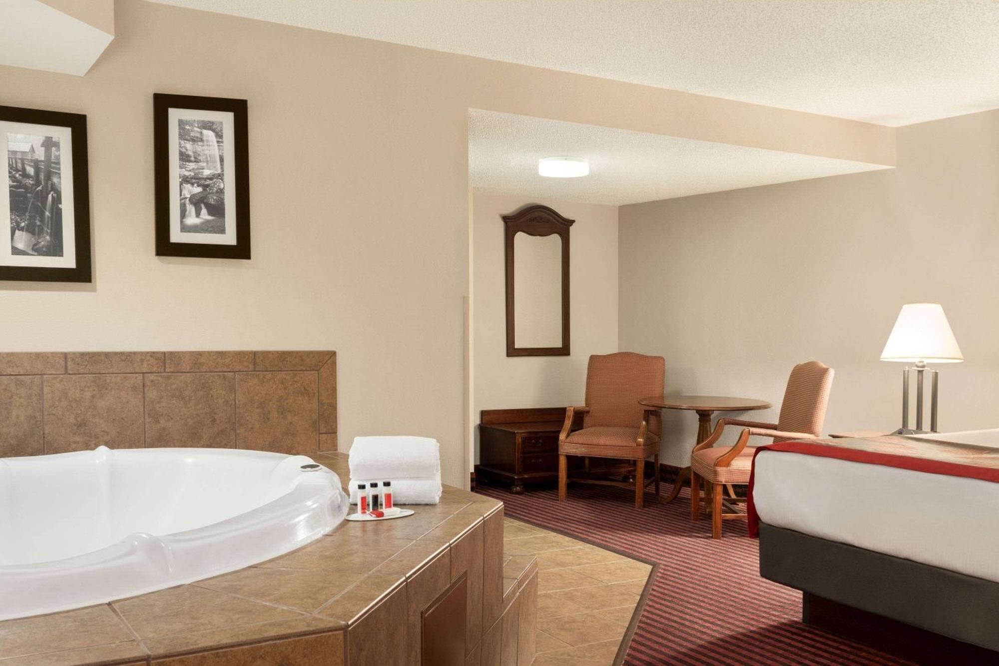 Hotel Ramada By Wyndham Pigeon Forge North Exteriér fotografie